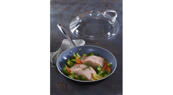 Sveikos vakarienės idėja: lašiša su brokoliais, morkomis ir Briuselio kopūstais